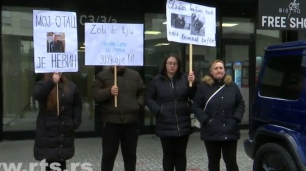Protestovala porodica pritvorenog Trajkovića u Prištini 1