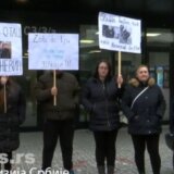 Protestovala porodica pritvorenog Trajkovića u Prištini 15