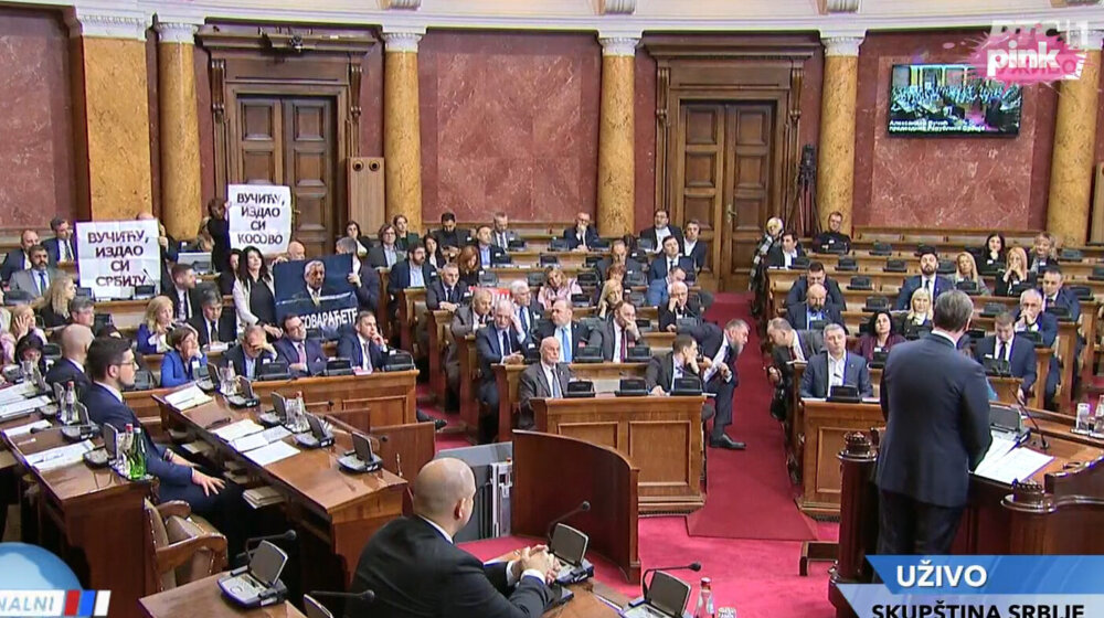 SKUPŠTINA O KOSOVU Većina dugo aplaudira Vučiću, a opozicija istakla transparente da je izdajnik 10