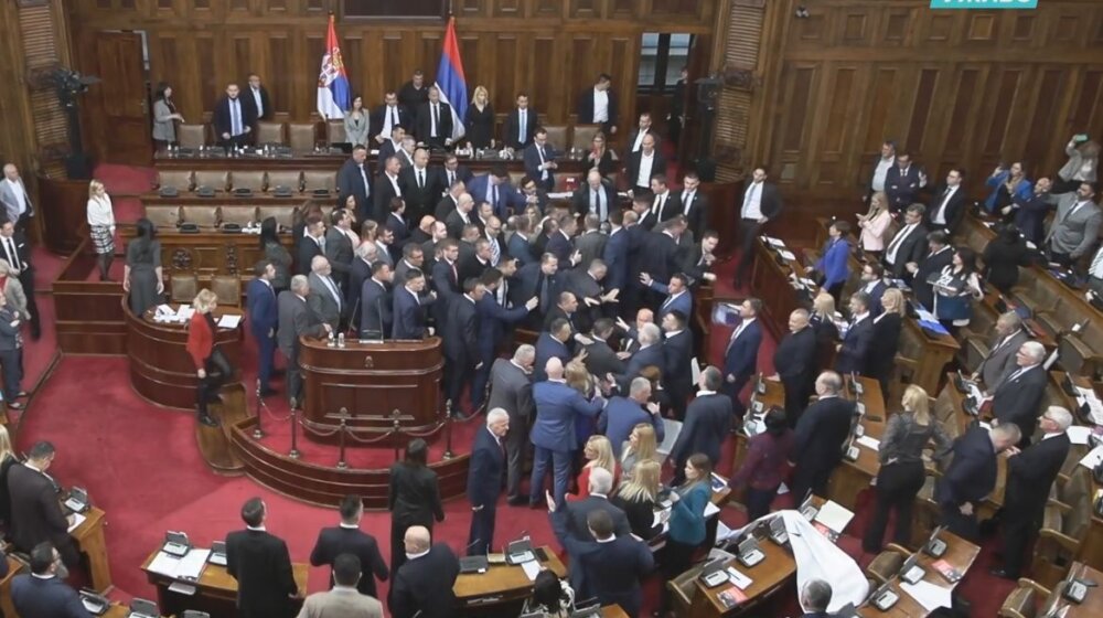 SKUPŠTINA O KOSOVU Neviđene scene, poslanici desnice ustali i krenuli na Vučića 19