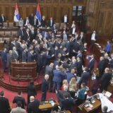 SKUPŠTINA O KOSOVU Neviđene scene, poslanici desnice ustali i krenuli na Vučića 5