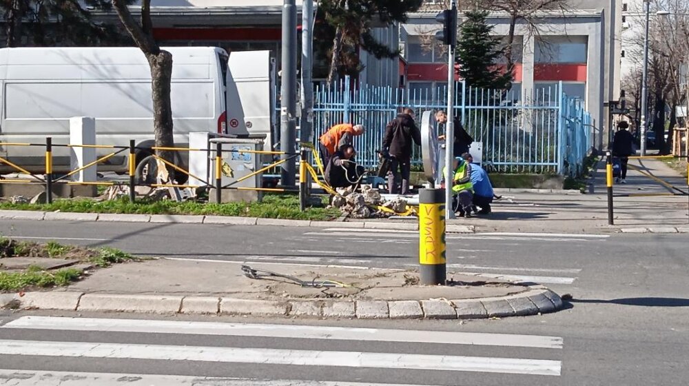 Uklonjen semafor ispred škole "Vlada Aksentijević", dodatno ugrožena bezbednost mališana 1