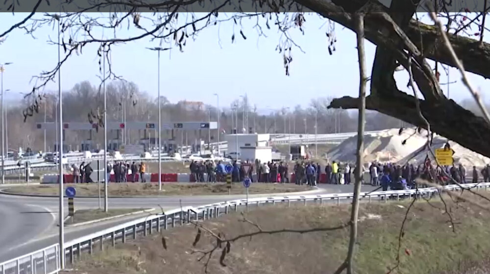 Održan protest kod Čačka: Nezadovoljni meštani blokirali izlaz sa auto-puta "Miloš Veliki", kilometarske kolone vozila koja su čekala iz pravca Užica 1