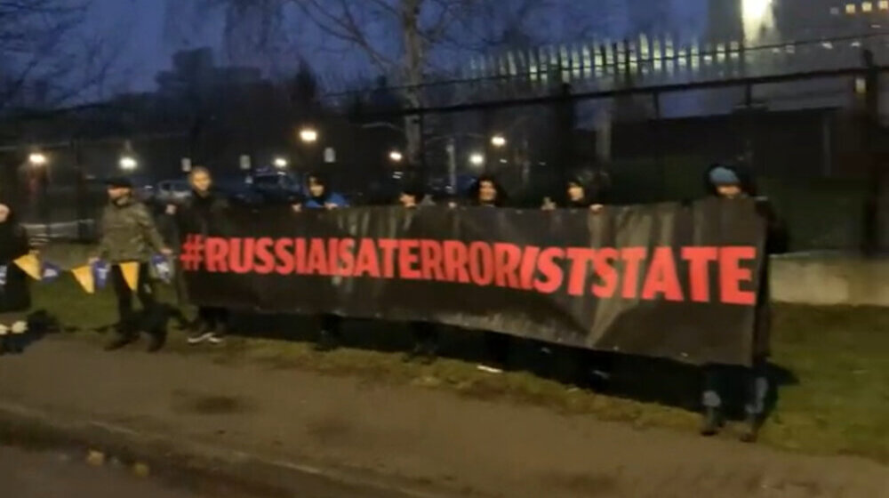 Poljaci su ruske diplomate u Varšavi probudili zvucima sirena i pucnjavom (VIDEO) 1