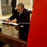 Predsednik Vučić upisao se u knjigu žalosti u turskoj ambasadi povodom razornog zemljotresa 13