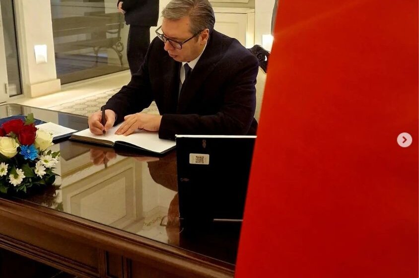 Predsednik Vučić upisao se u knjigu žalosti u turskoj ambasadi povodom razornog zemljotresa 1