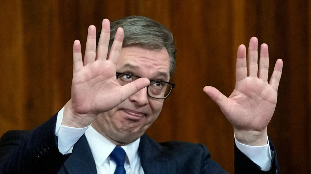 AP: Populistički predsednik Vučić neprijateljski dočekan od desničarske opozicije u parlamentu 1