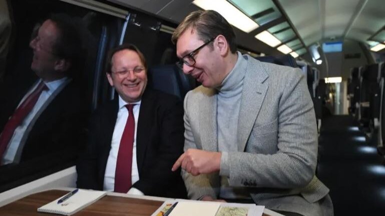 Vučić se sa Varheljijem vozio od Prokopa do Ripnja, u vagonu potpisana prva tranša investicionog granta za deonicu Beograd-Niš 1