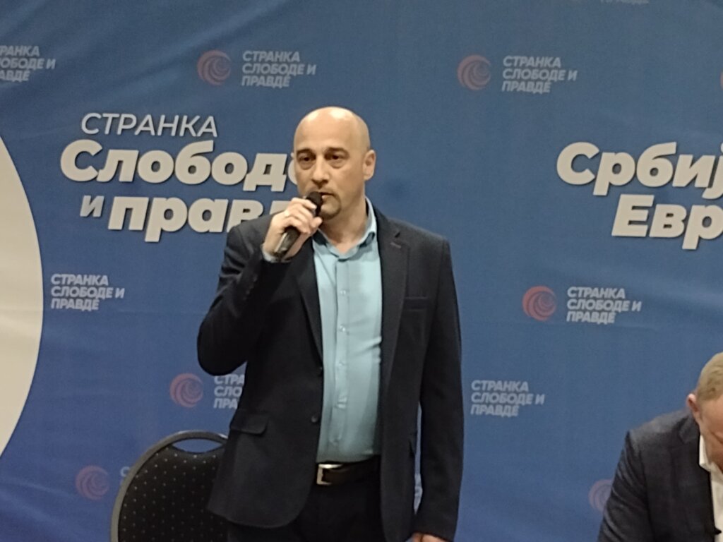 Srbija ne sanja već spava a buđenje će biti bolno: Dragan Đilas na tribini u Kragujevcu 3