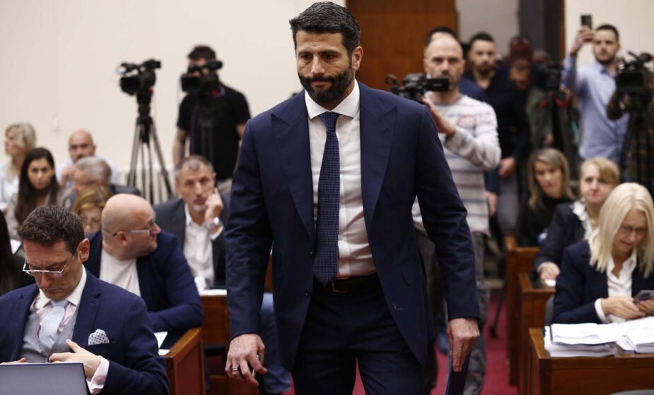 "Odakle Šapiću novac za unajmljene batinaše": Opozicija osuđuje gradonačelnika Beograda zbog okupljanja maskiranih "čuvara" 1