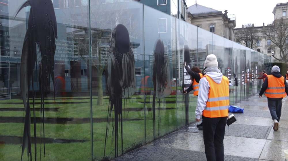 Aktivisti u Berlinu posuli crnu tečnost na spomenik sa ugraviranim tekstom Ustava 1