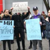 Muškarac iskočio kroz prozor stana, motkom krenuo na učenike, pa kasnije pretio nožem (VIDEO) 6