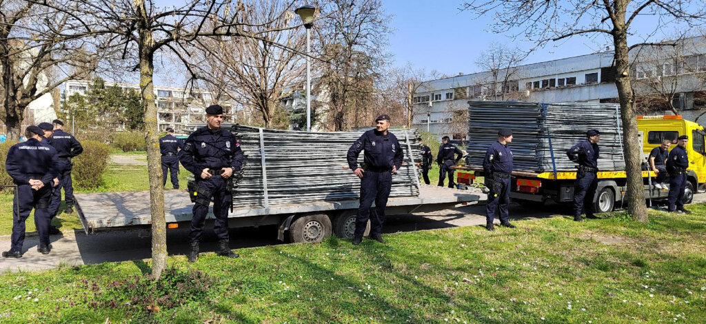Kordon policije ponovo čuva iskopane kanale na Savskom nasipu (FOTO) 2 Kordon policije ponovo čuva iskopane kanale na Savskom nasipu (FOTO) 2