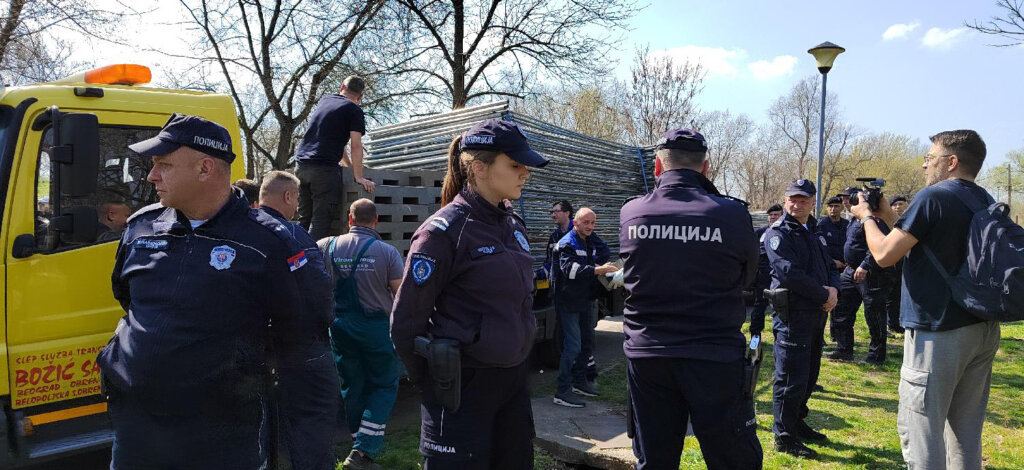 Kordon policije ponovo čuva iskopane kanale na Savskom nasipu (FOTO) 3 Kordon policije ponovo čuva iskopane kanale na Savskom nasipu (FOTO) 3