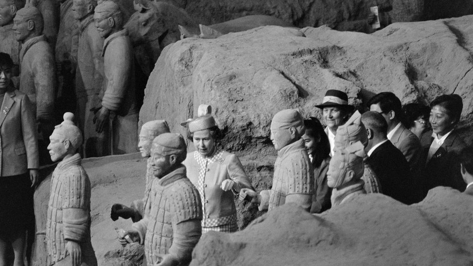 Kina: Žao Kangmin, čovek koji je „otkrio“ kinesku vojsku od terakote 2 Britain's Queen Elizabeth II takes a close look at the terra-cotta warriors at the Museum of the Qin Dynasty during her visit to Xi'an, on October 16, 1986.