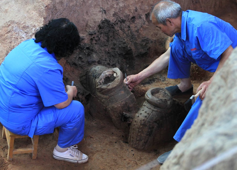 Kina: Žao Kangmin, čovek koji je „otkrio“ kinesku vojsku od terakote 3 Chinese archaeologists at work in 2012 at Pit One of the Terracotta Warriors and Horses Museum in Xian