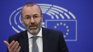 Budućnost Srpske napredne stranke (SNS) unutar Evropske narodne partije (EPP) biće predmet rasprave unutar grupacije u narednim danima, poručio je danas u Strazburu predsednik poslaničke grupe EPP u Evropskom parlamentu Manfred Veber.