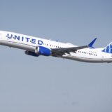 Pokušao da otvori vrata aviona tokom leta, pa napao stjuardesu polomljenom kašikom 5