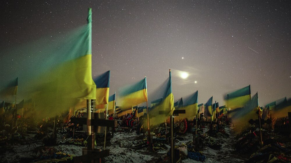 ukrajinske zastave na groblju