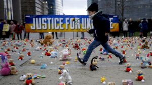 Rat u Ukrajini prati i drama dece: Kijev tvrdi da je 20.000 dece na silu odvedeno u Rusiju. Kremlj to poriče. Ukrajina drží spisak dece u tajnosti. Zapad vrši pritisak da se deca vrate.