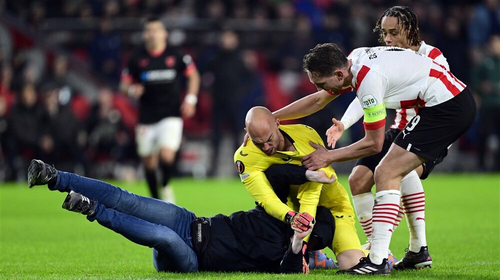 Napadač na Dmitrovića ide u zatvor: U Holandiji ne gledaju kroz prste huliganima (VIDEO) 1