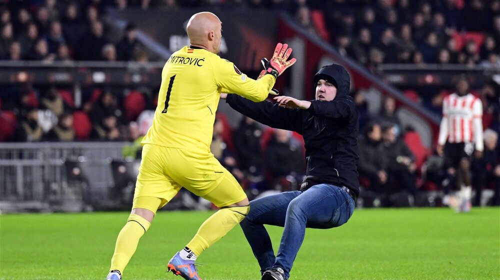 Jedan hteo da ga tuče, ostali mu doneli cveće: Marko Dmitrović i navijači PSV-a, drugi deo (FOTO) 1