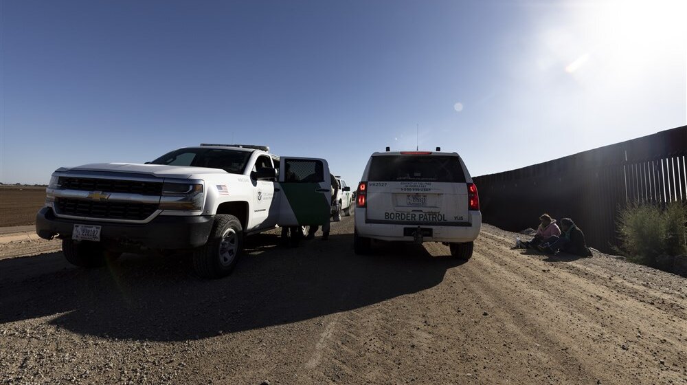 Meksičke vlasti pronašle 343 migranta u napuštenom teretnom kamionu pored autoputa 1