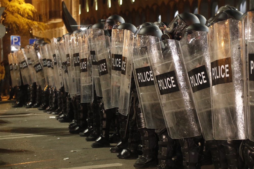 "Okupljaćemo se dok parlament ne postane gruzijski": Danas najavljeni novi protesti u Tbilisiju protiv zakona o "stranim agentima" 2 Georgian riot police stand in line during a rally to protest against the adoption of the so-called 'Foreign Agents Law' in front of the Parliament building in Tbilisi, Georgia, 08 March 2023. The draft bill says that a Georgian legal entity, that is funded from abroad by at least 20 percent, must be considered as an 'agent of foreign influence' and has to register with the Georgian Ministry of Justice.