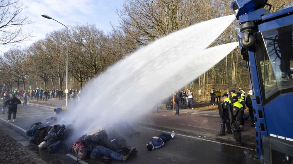 Protest protiv vlasti u Holandiji: Više hiljada poljoprivrednika i aktivista blokirali Hag na nekoliko sati 1