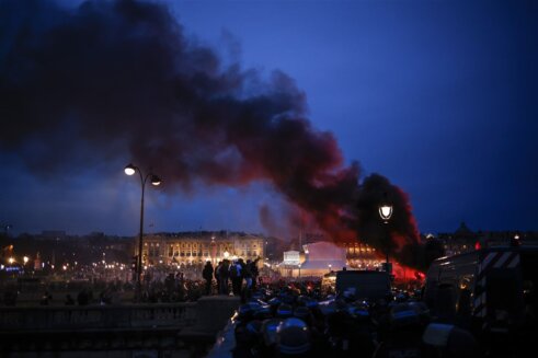 Protests after government pushes through pension reform without parliamentary vote Novi neredi na protestu u Parizu - policija suzavcem na protestante, oni uzvratili kamenicama (FOTO/VIDEO) 8