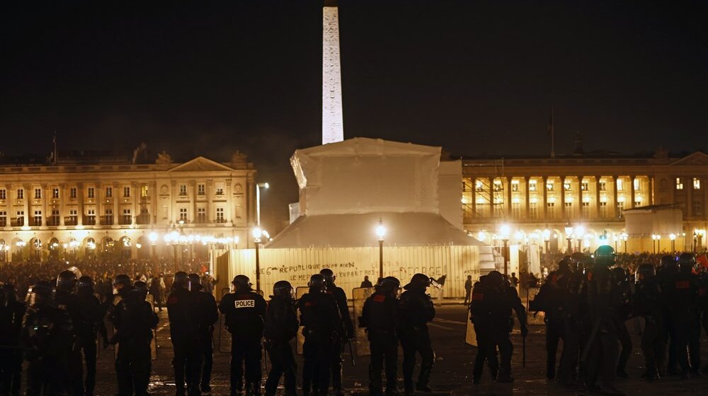 Novi neredi na protestu u Parizu - policija suzavcem na protestante, oni uzvratili kamenicama (FOTO/VIDEO) 1