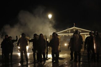 Protests after government pushes through pension reform without parliamentary vote Novi neredi na protestu u Parizu - policija suzavcem na protestante, oni uzvratili kamenicama (FOTO/VIDEO) 2