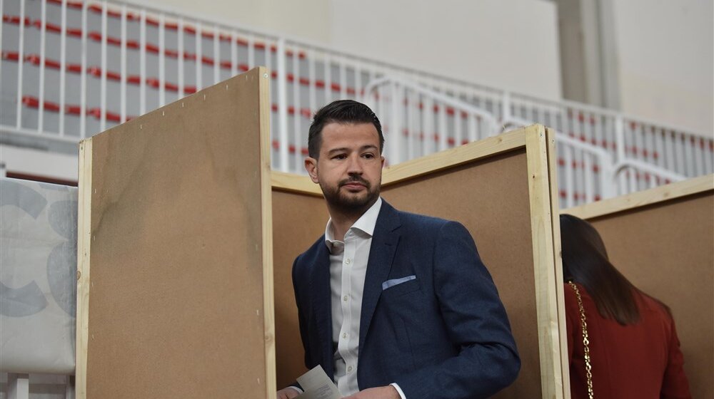 Predsednički kandidat Jakov Milatović došao na glasanje bez lične karte 1