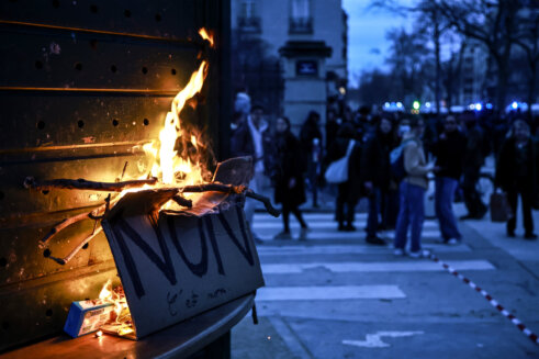 Nove demonstracije u Parizu, policija upotrebila pendreke i suzavce (FOTO/VIDEO) 5