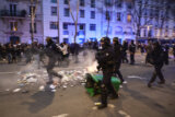 Nove demonstracije u Parizu, policija upotrebila pendreke i suzavce (FOTO/VIDEO) 4