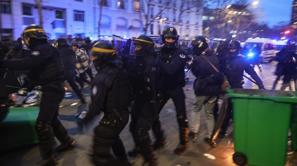 Nove demonstracije u Parizu, policija upotrebila pendreke i suzavce (FOTO/VIDEO) 14