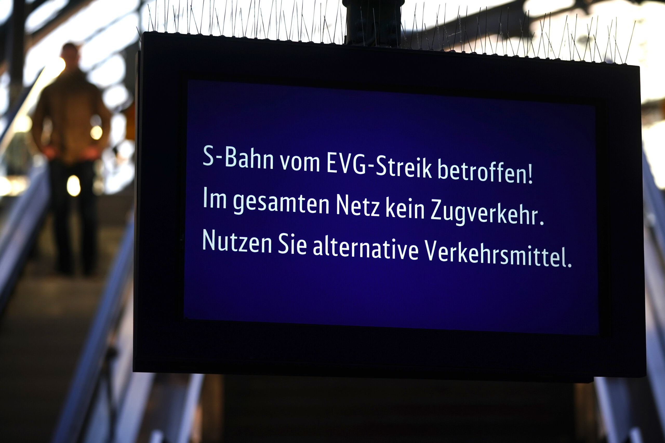 „Danas nije radni dan, danas je dan štrajka": Kako izgleda dan u kom je javni transport u Nemačkoj stao? (FOTO) 5