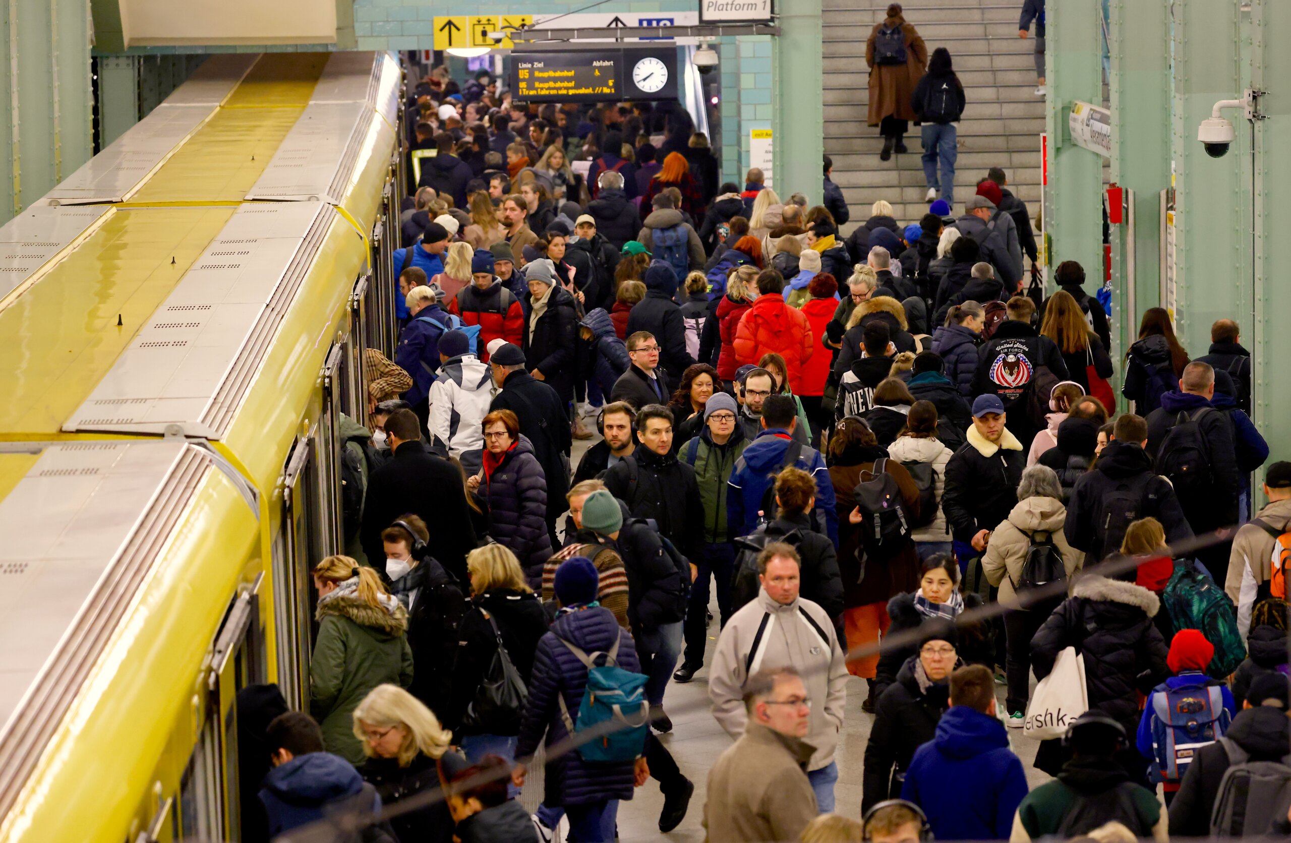 „Danas nije radni dan, danas je dan štrajka": Kako izgleda dan u kom je javni transport u Nemačkoj stao? (FOTO) 7