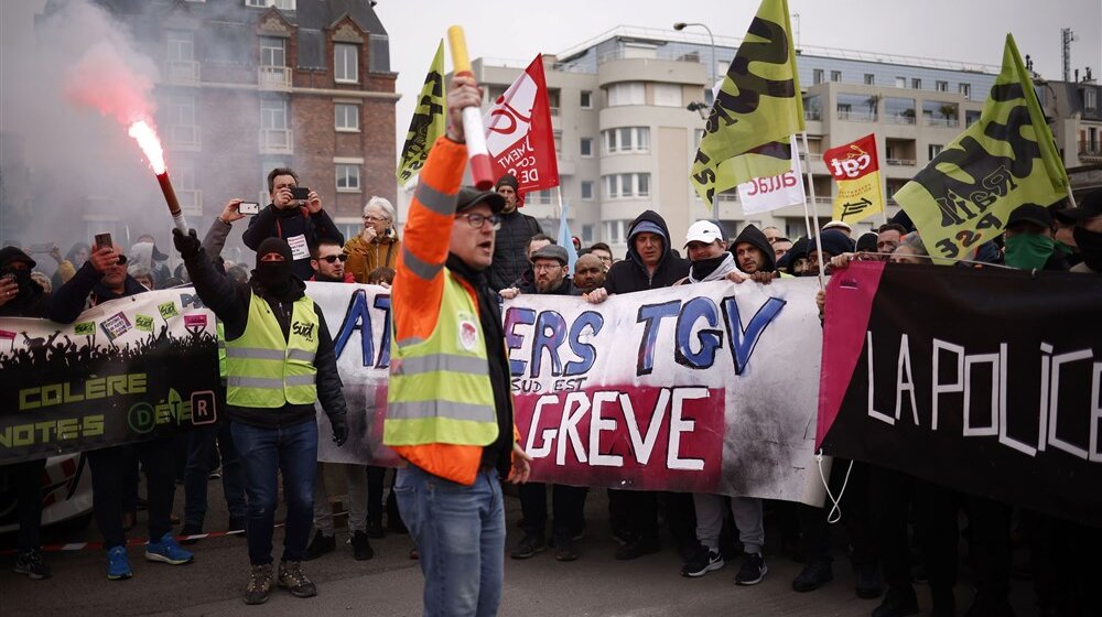 Sindikati traže da Makron "pauzira": Vlasti šalju hiljade policajaca "da brane zemlju" od protesta 1