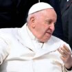 Papa mora na hitnu operaciju 15