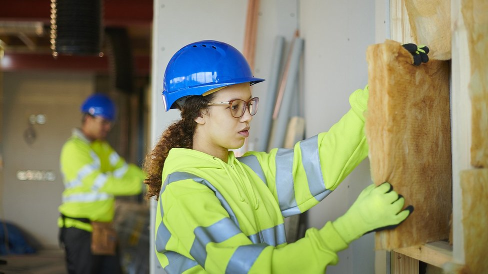 Postavljanje izolacije u šuplje zidove