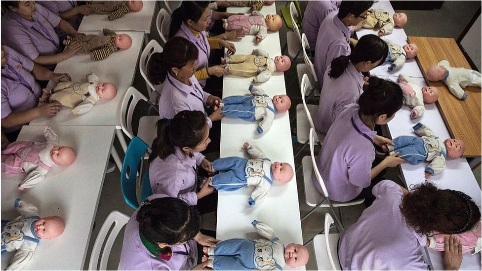 Kina i demografija: Zašto mnoge Kineskinje ne žele da postanu majke 3 Žene sa lutkama