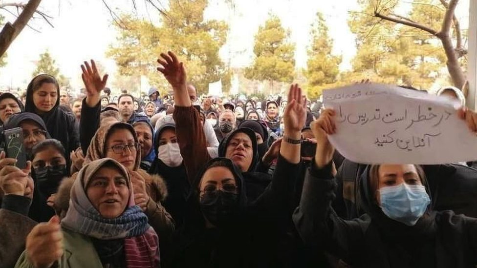 Parents protesting outside the Qom governor's office
