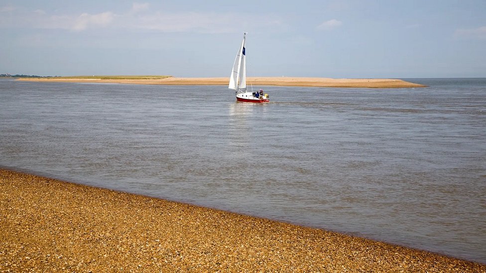 Orford Nes izgleda kao praistorijski predeo. Ovde se nalazi najveći, vegetacijom obrasli, šljunčani predeo u Evropi