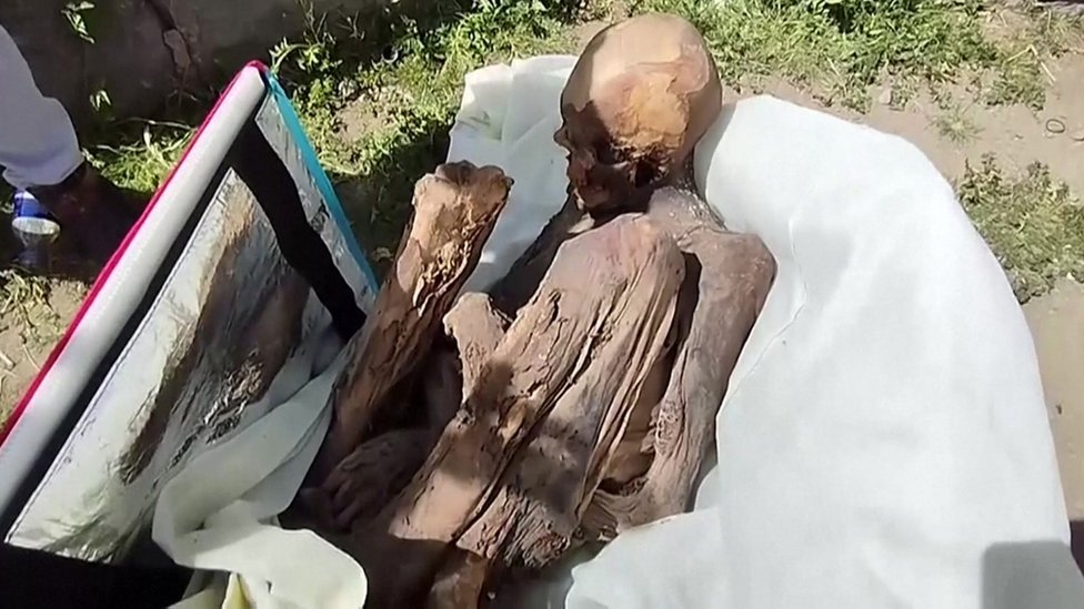 Arheologija i Peru: Drevna mumija pronađena u torbi dostavljača, držao je kao „devojku" 1 Screenshot from Reuters video of the mummy found in a cooler bag