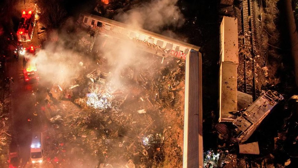 Grčka, železnica i udes: U sudaru dva voza poginulo najmanje 32 ljudi 1 Train crash showing carriages