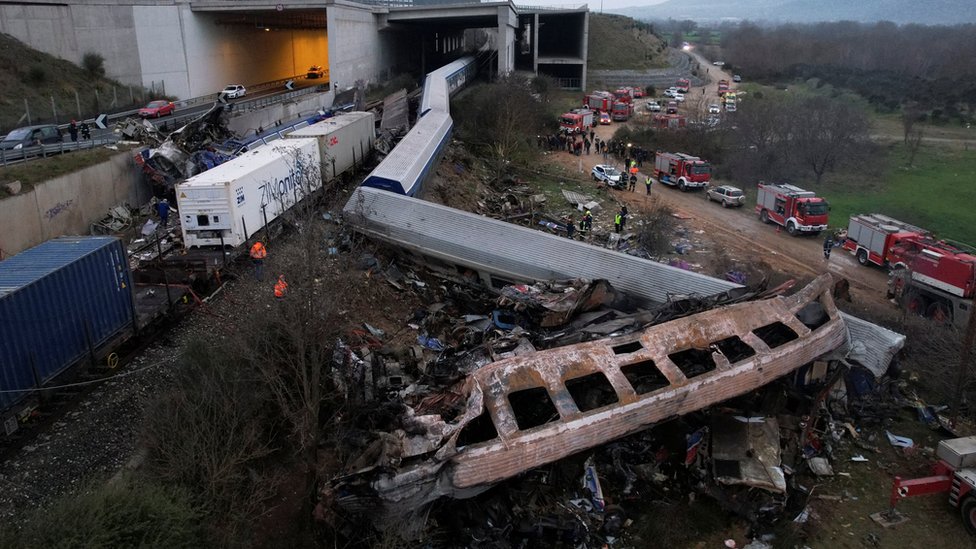 Grčka, železnica i nesreća: Štrajk železničara u celoj zemlji, u Atini sukob demonstranata i policije 11 Rescue crews operate at the site of a crash, where two trains collided, near the city of Larissa, Greece, March 1, 2023. REUTERS/Alexandros Avramidis