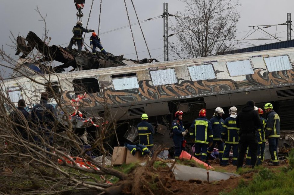 Grčka, železnica i nesreća: Premijer moli za oproštaj porodice poginulih, sukobi na protestima u Atini 13 Rescuers operate at the site of a crash.