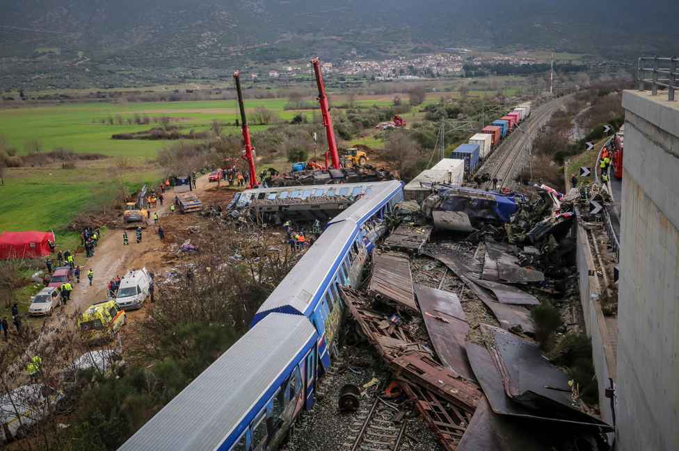 Grčka, železnica i udes: Štrajk železničara u celoj zemlji, u Atini sukob demonstranata i policije 10 Police and emergency crews search the debris of a crushed wagon after the train accident.