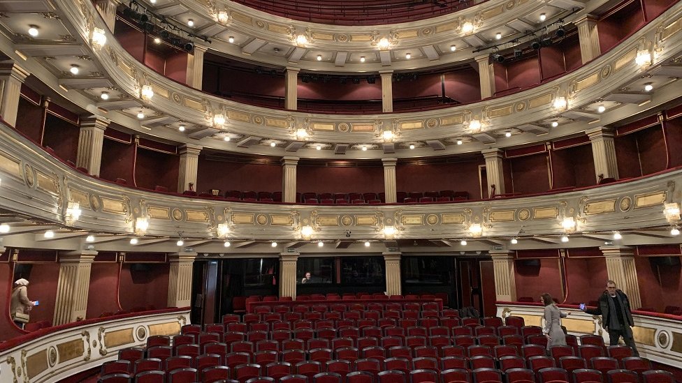 Jugoslavija, Drugi svetski rat, rehabilitacija: Život Žanke Stokić ili tragedija komičarke 8 Pogled sa scene Narodnog pozorišta